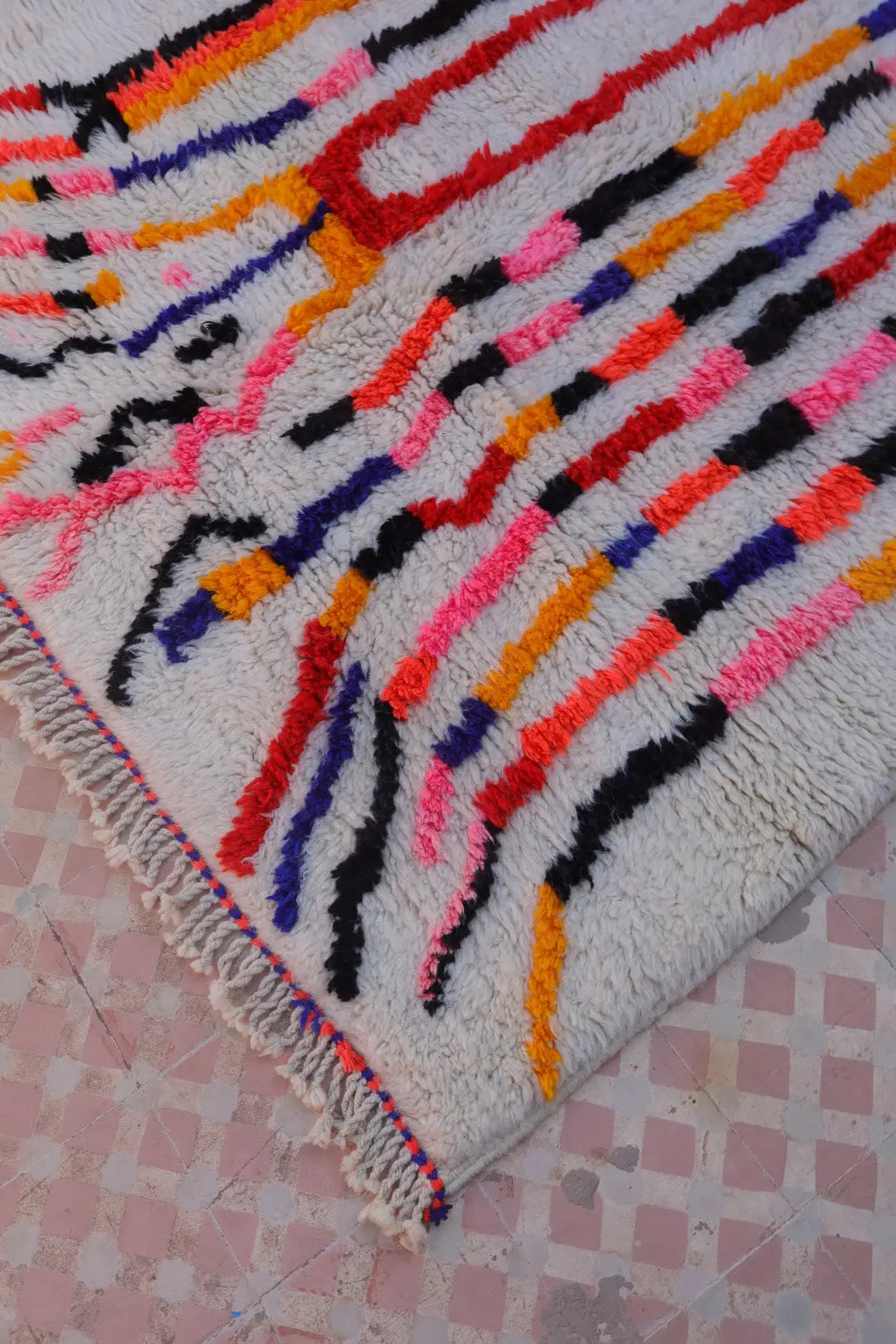 Tapis Berbère Azilal Blanc Motifs Colorés et Fluo- 236 x 153  cm Néda