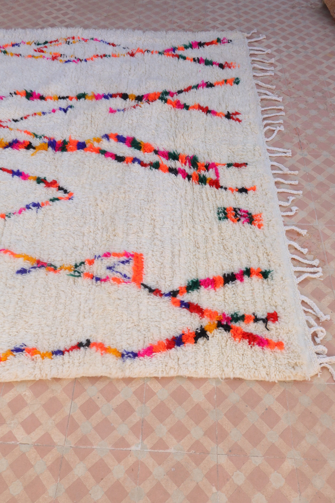 Tapis Azilal Berbère Blanc à Motifs Colorés et Fluo – Fait main- 307 x 207 cm Néda