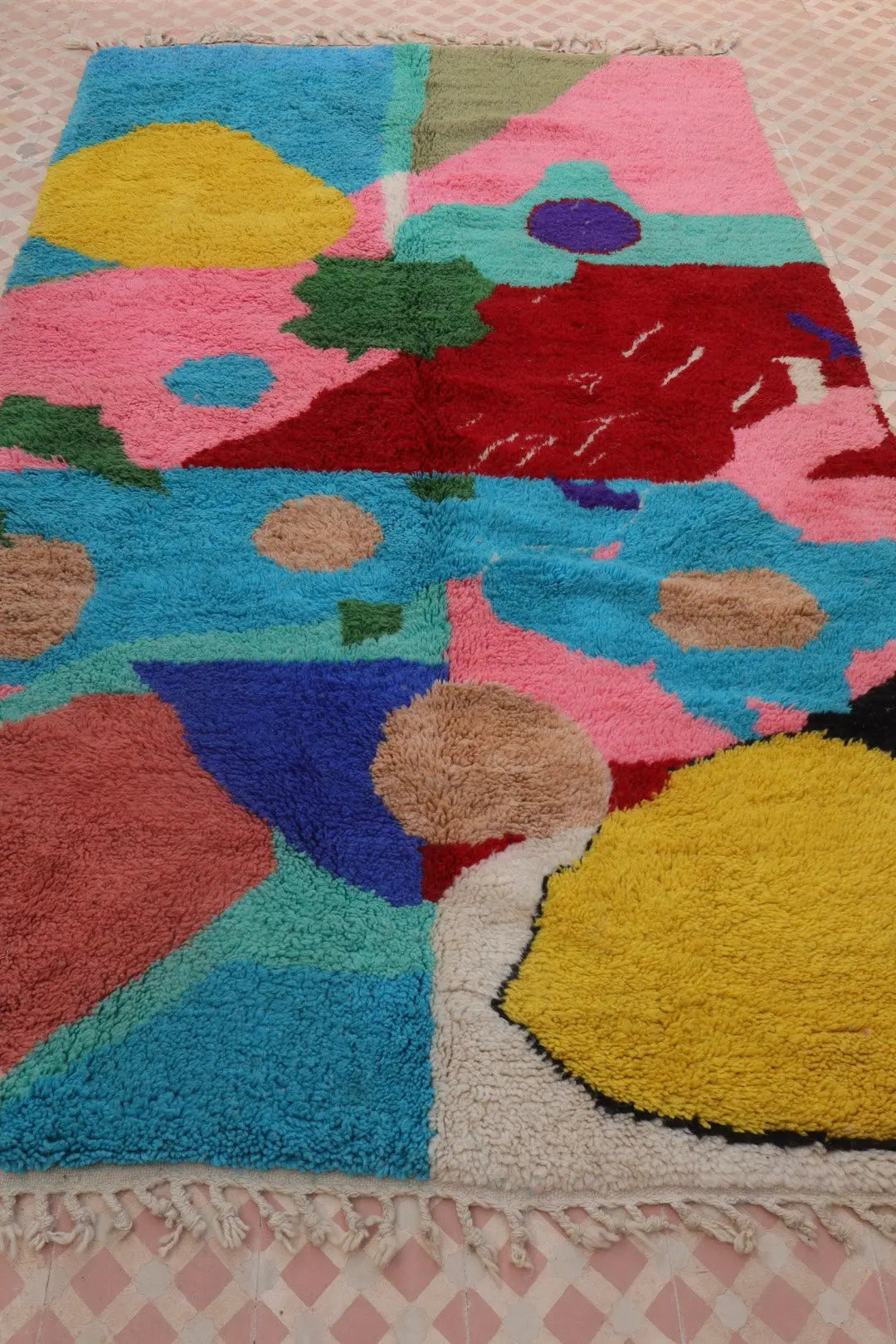 Tapis tableau artistique, tapis tableau, tapis berbère tableau multicolore, tapis berbère coloré naïf d’un artiste 