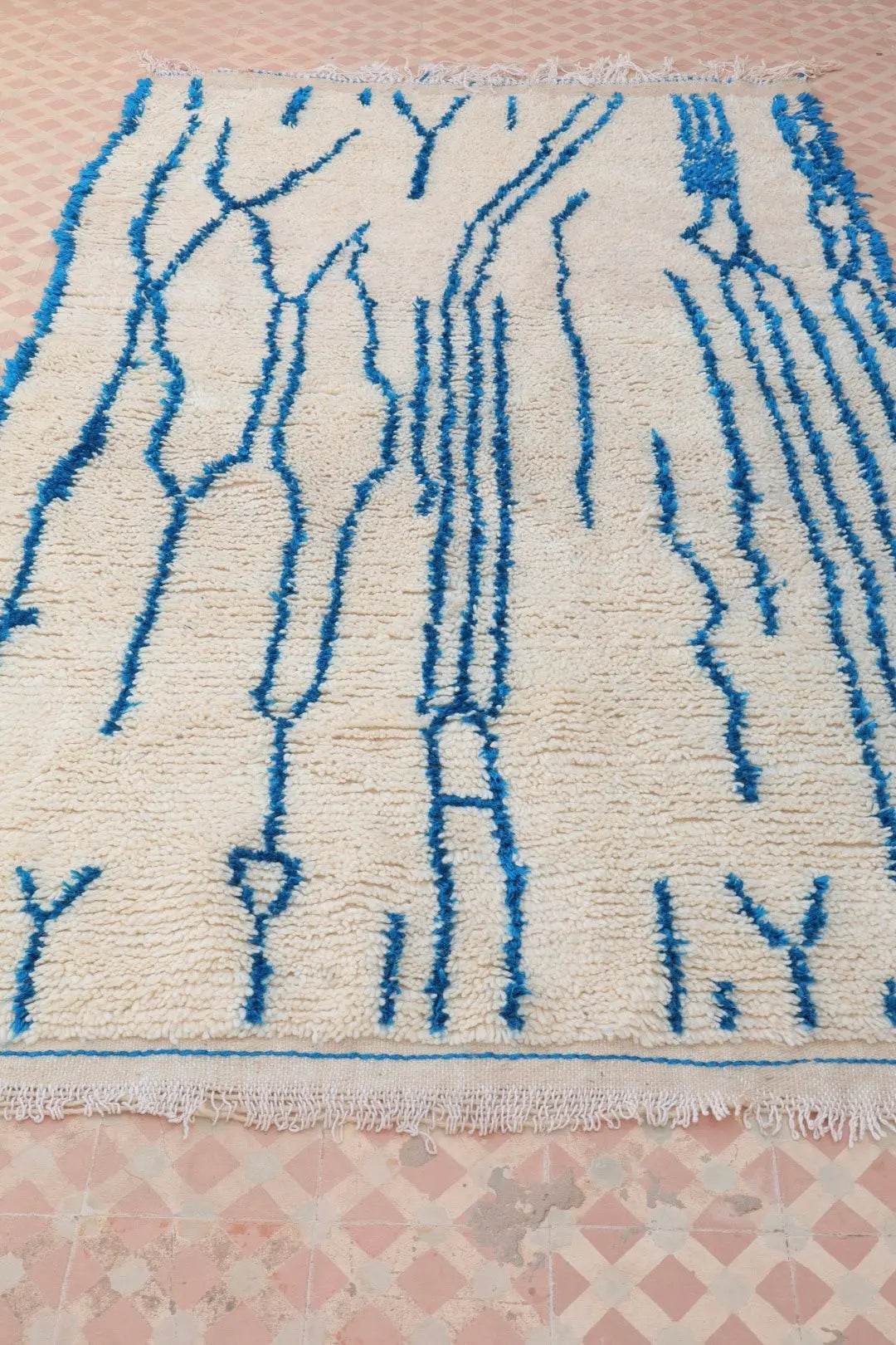 Tapis Berbère Azilal Blanc Motifs Abstraits Bleu- 239 x 139 cm Néda