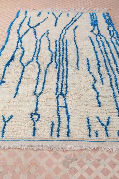 Tapis Berbère Azilal Blanc Motifs Abstraits Bleu- 239 x 139 cm Néda