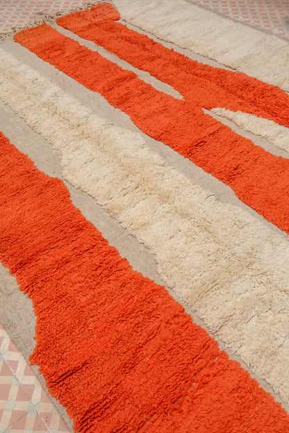 Tapis Berbère Béni Ouarain Moderne Coloré Orange et Blanc À Reliefs - 300 x 250 cm