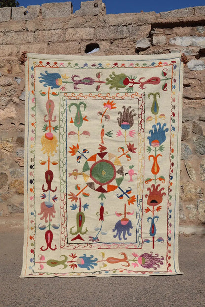 Tapis Kilim Suzani Blanc Multicolore – 180 x 120 cm Néda