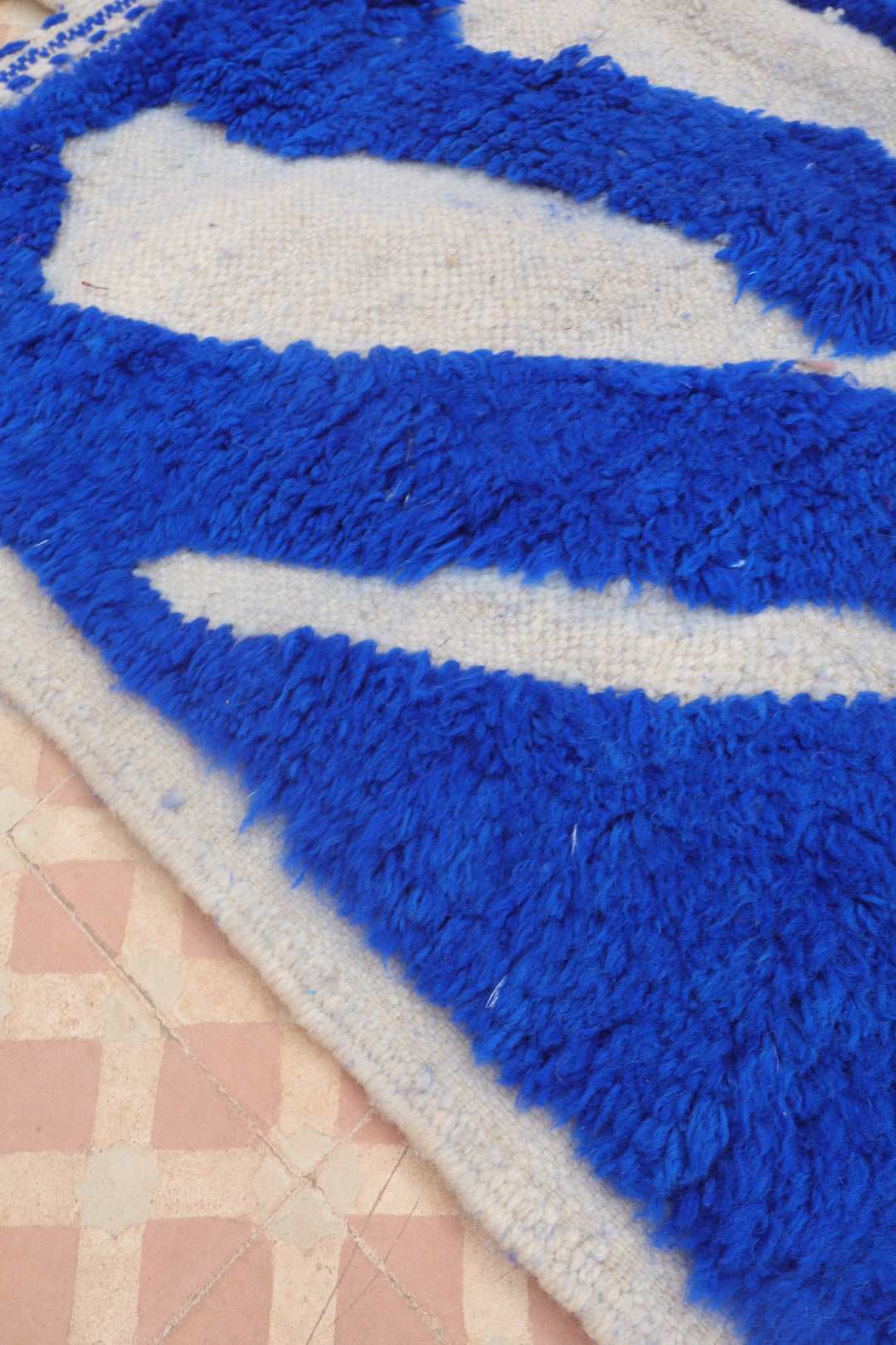 Tapis Berbère Béni Ouarain Moderne Bleu Klein À Reliefs - 182 x 120 cm Modèle Signature Néda