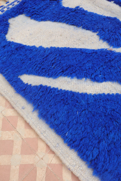 Tapis Berbère Béni Ouarain Moderne Bleu Klein À Reliefs - 182 x 120 cm Modèle Signature Néda