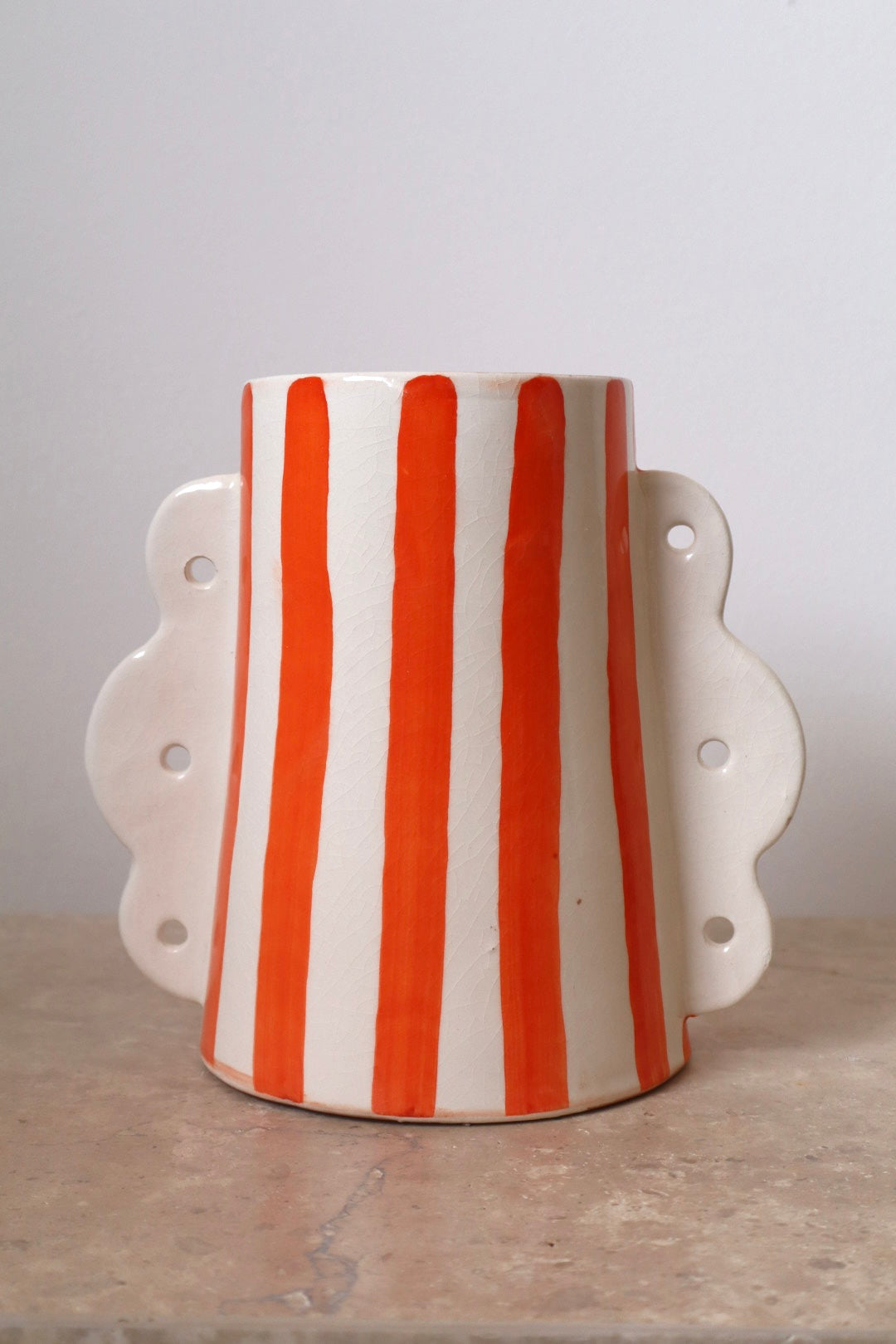 Vase abstrait à rayures orange et blanche en céramique fait main à grandes anses vase en céramique fait main moderne naïf 