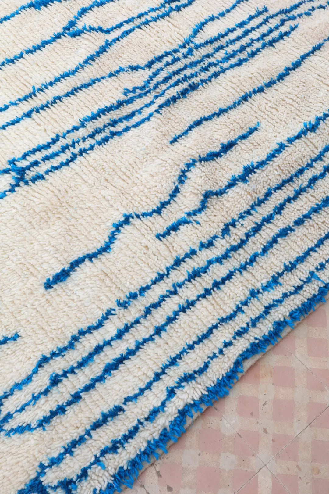 Tapis Berbère Azilal Blanc Motifs Abstraits Bleu- 239 x 139 cm Néda