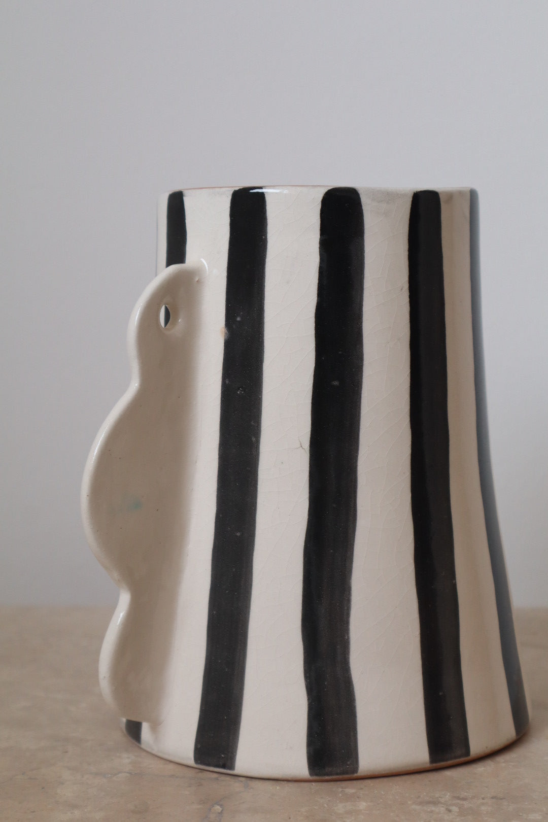 Vase abstrait à rayures noires et blanche en céramique fait main à grandes anses vase en céramique fait main moderne naïf 