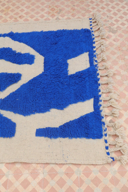 Tapis Berbère Béni Ouarain Moderne Bleu Klein À Reliefs - 202 x 127 cm Modèle Signature Néda