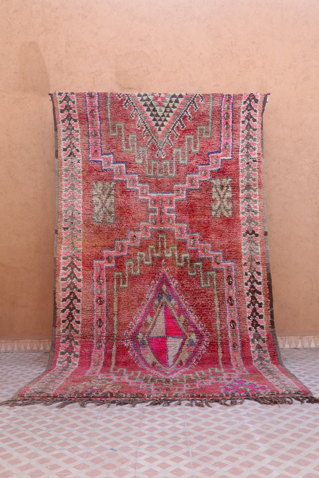 Tapis berbère vintage rose tapis marocain ancien rose et terracotta tapis berbère coloré tapis marocain rare tapis berbère en laine rose vintage tapis boujaad vintage 