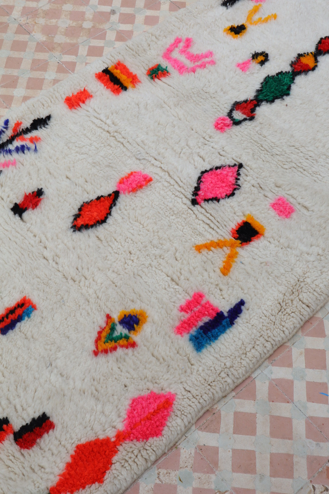Berberteppich Flur Azilal Weiß mit bunten fluoreszierenden Mustern - 286 x 92 cm Néda