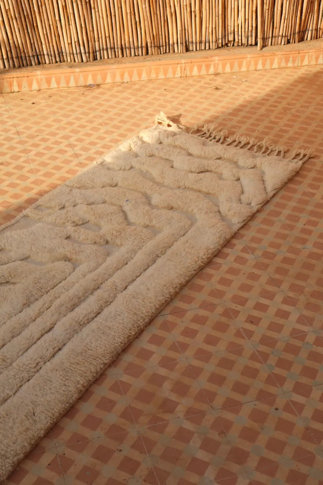 Tapis Berbère de Couloir Béni Ouarain Blanc Moderne à Reliefs Qualité Supérieure- 315 x 76 cm Néda