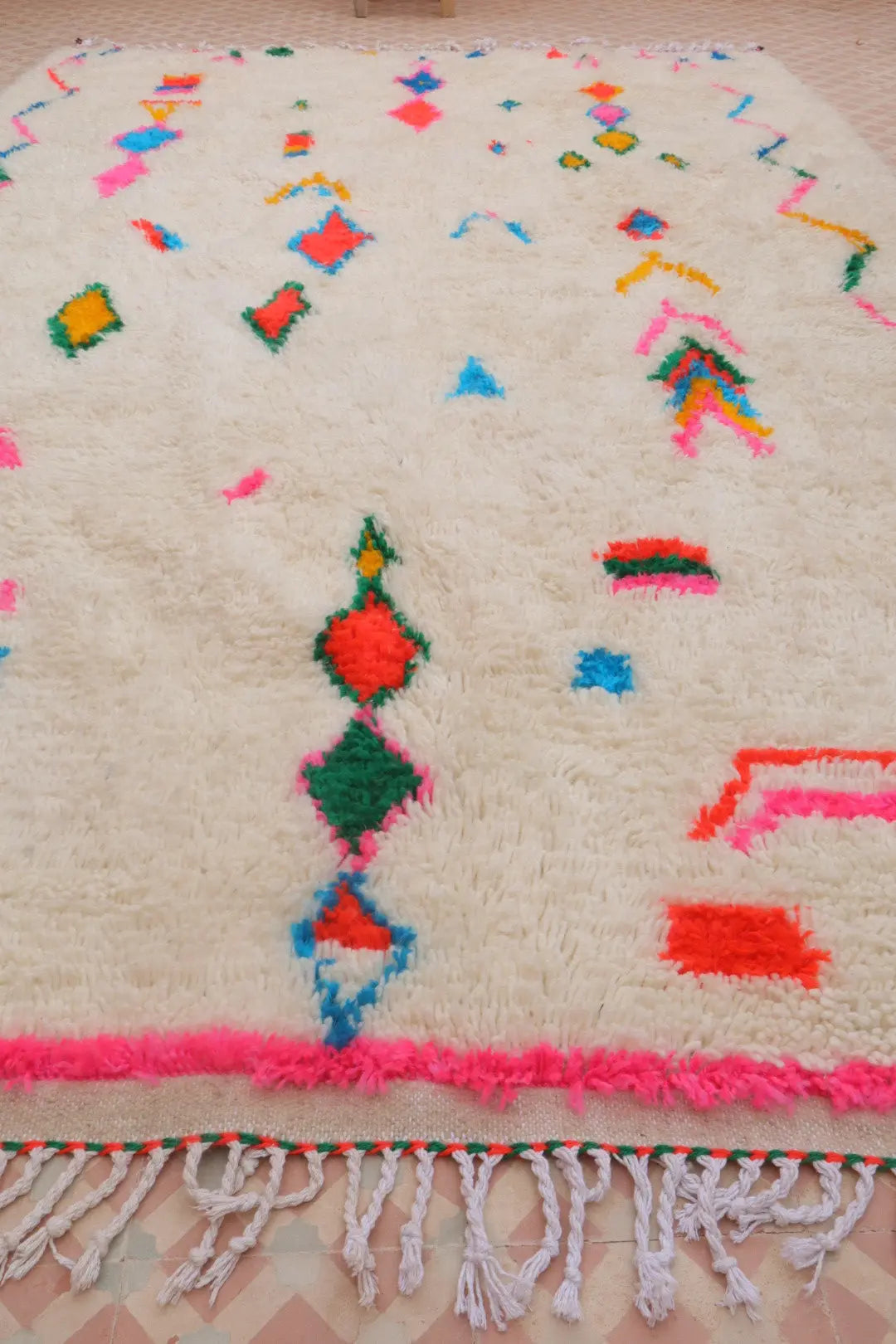 سجادة بربرية ملونة بيضاء بنقوش متعددة الألوان وحواف وردية - أزيلال نيدا