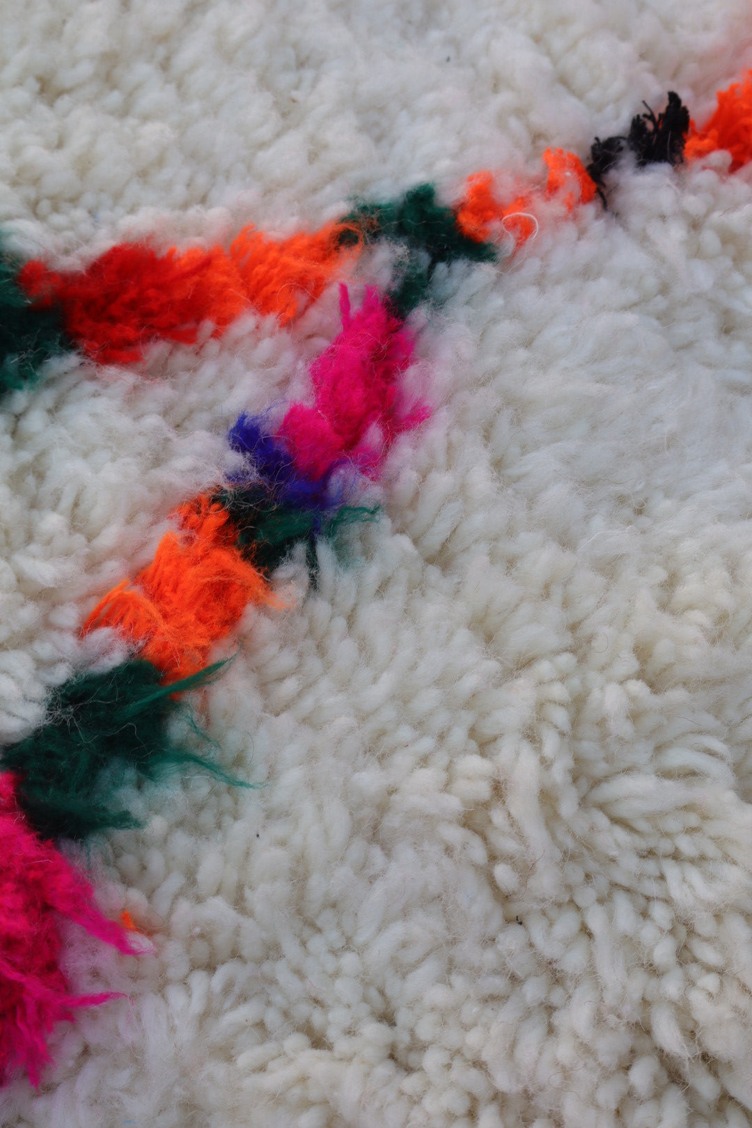 Tapis Azilal Berbère Blanc à Motifs Colorés et Fluo – Fait main- 307 x 207 cm Néda