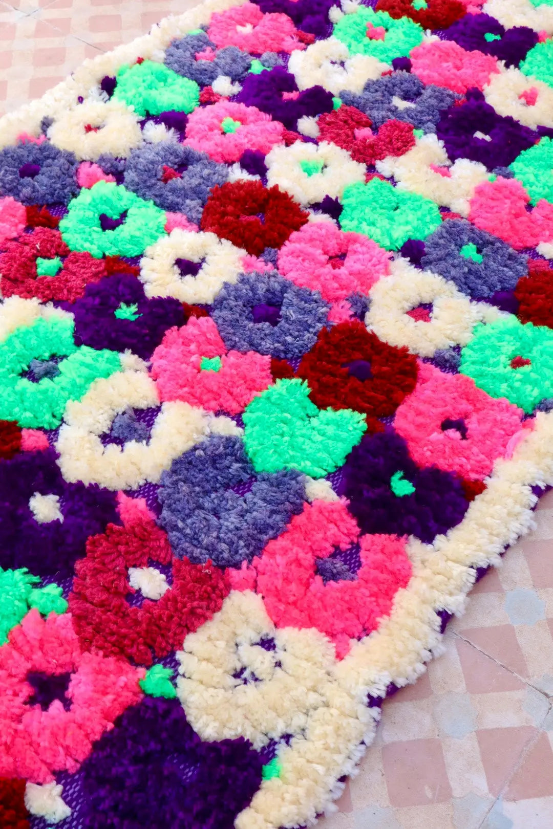 Tapis Berbère Couloir Azilal Violet à Motifs Reliefs Multicolores -300 x 77 cm Néda