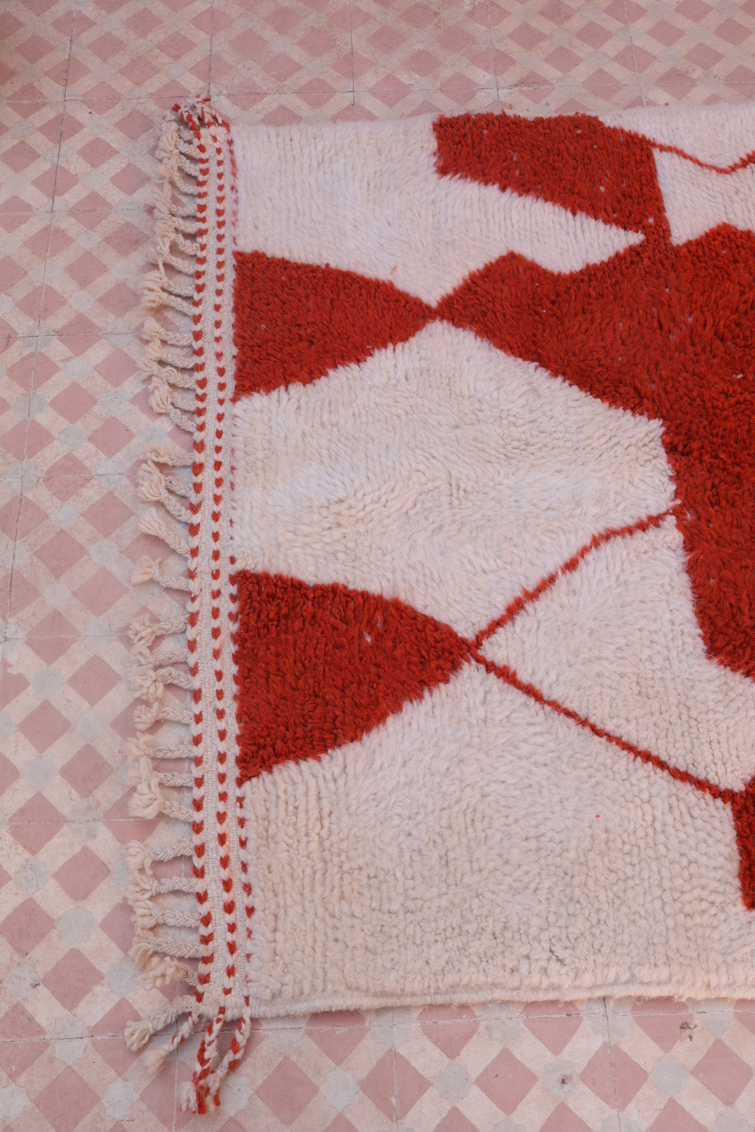 Béni Béni Ouarain Modern White Red patterns - 160 x 115 cm