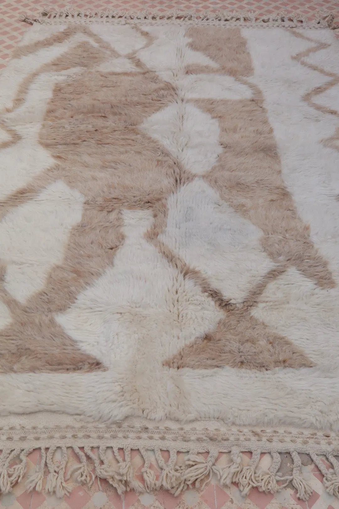 Tapis Berbère Béni Ouarain Blanc à Motifs Abstraits Beige Foncé Shaggy - 236 x 155 cm Néda