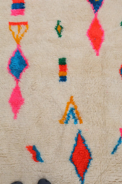 سجادة بربرية ملونة بيضاء بنقوش متعددة الألوان وحواف وردية - أزيلال نيدا