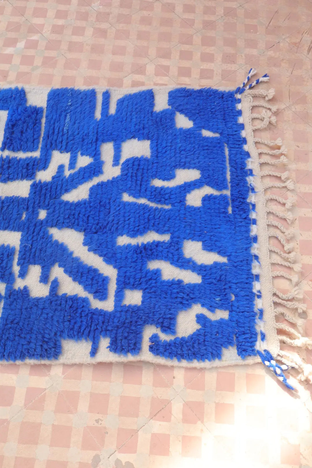 Tapis Berbère Couloir Béni Ouarain Bleu Klein en Reliefs- 307 x 82 cm Néda