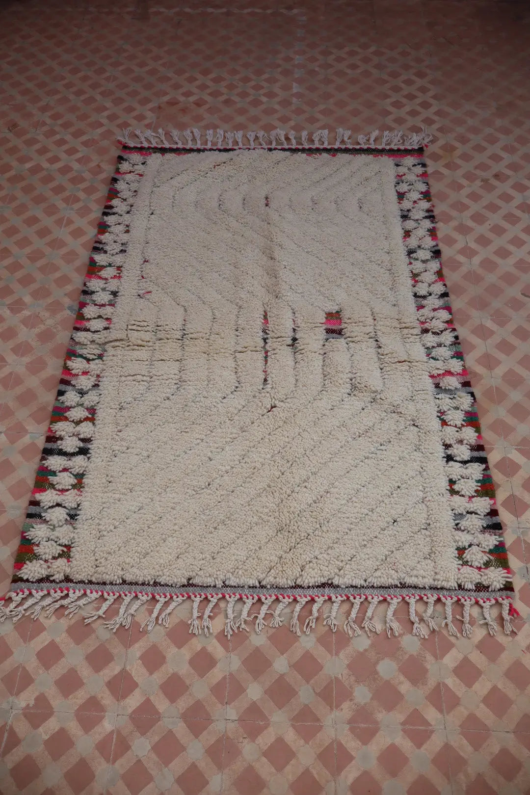 Tapis Berbère Béni Ouarain Blanc et Multicolore Reliefs - 154 x 102 cm Néda