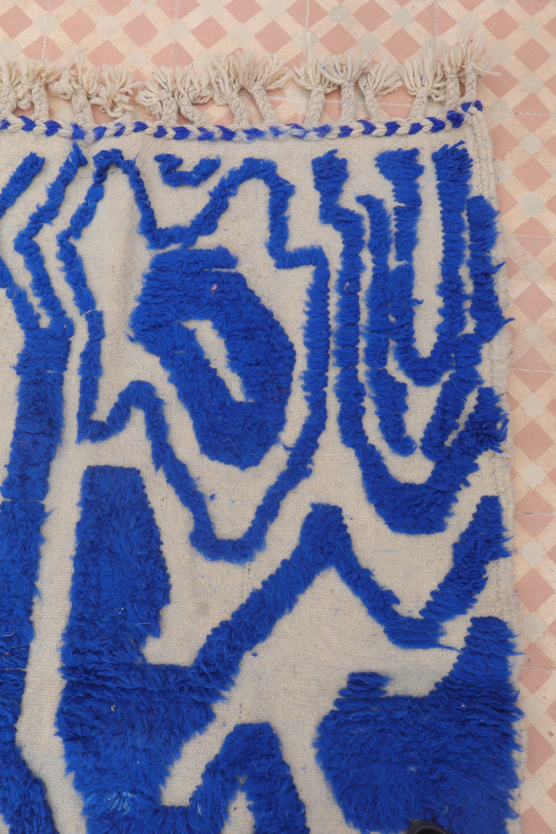 Tapis Berbère Béni Ouarain Moderne Bleu Klein À Reliefs Abstrait - Modèle signature - 160 x 120 cm Néda