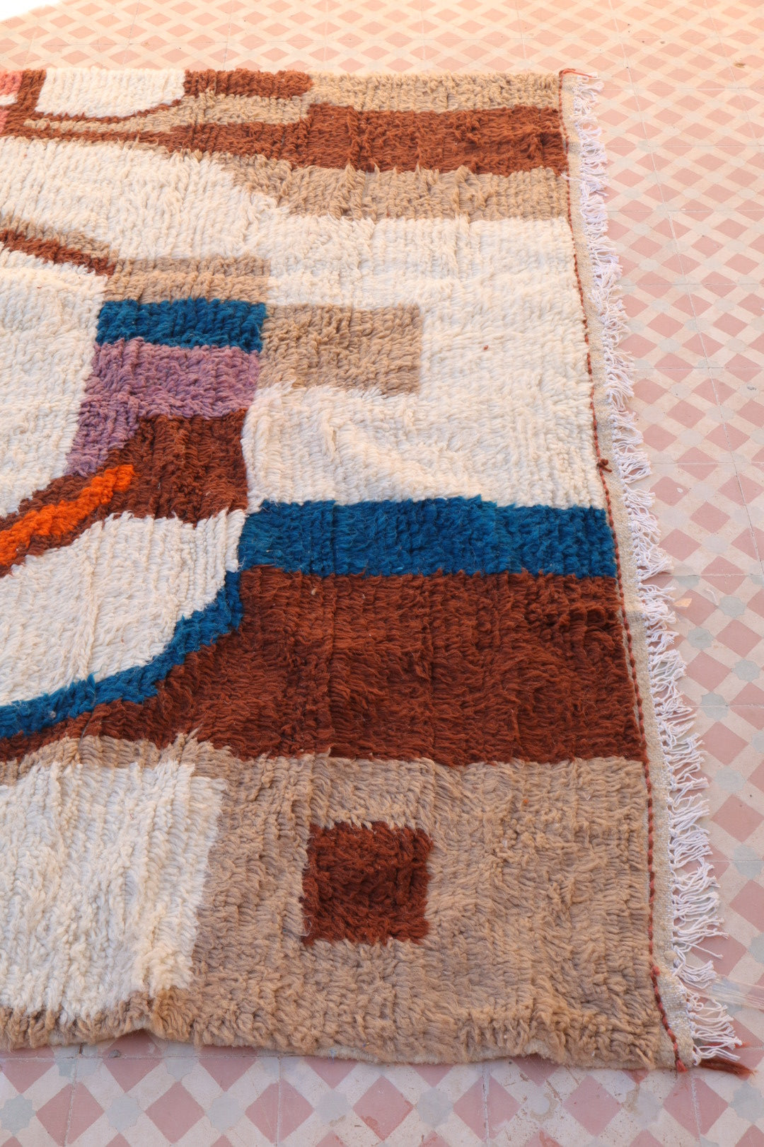 Contemporary Azilal Berber carpet in white with brown and multicolored patterns - 292 x 170 cm