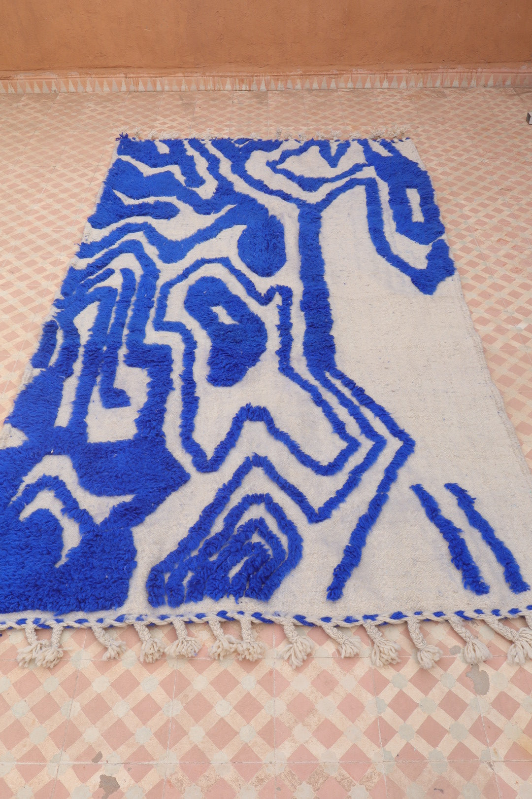 Tapis Berbère Béni Ouarain Moderne Bleu Klein À Reliefs Abstrait - Modèle signature - 260 x 141 cm Néda