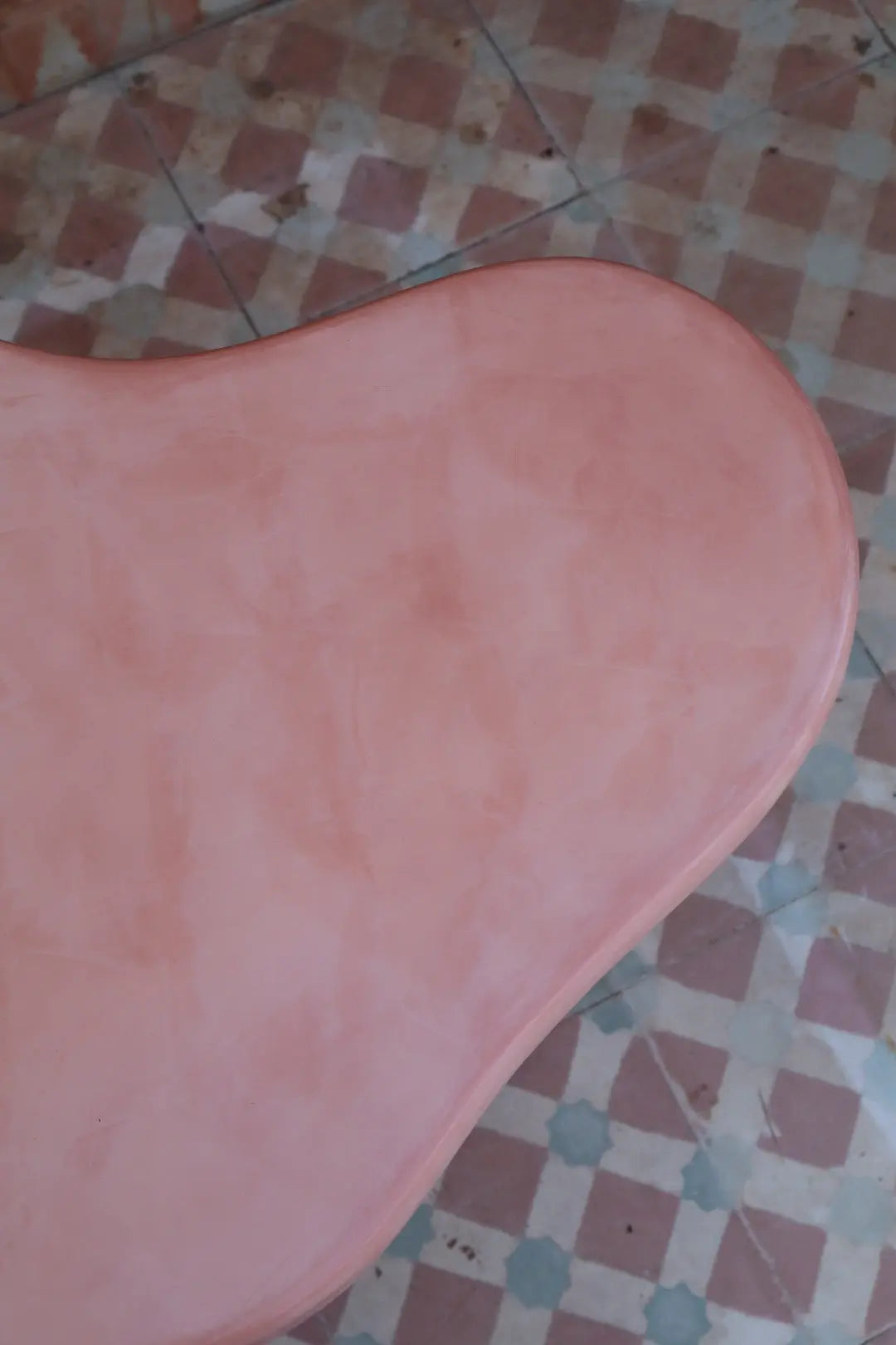 Table Basse Organique en Béton Ciré - « CURVE » Rose Néda