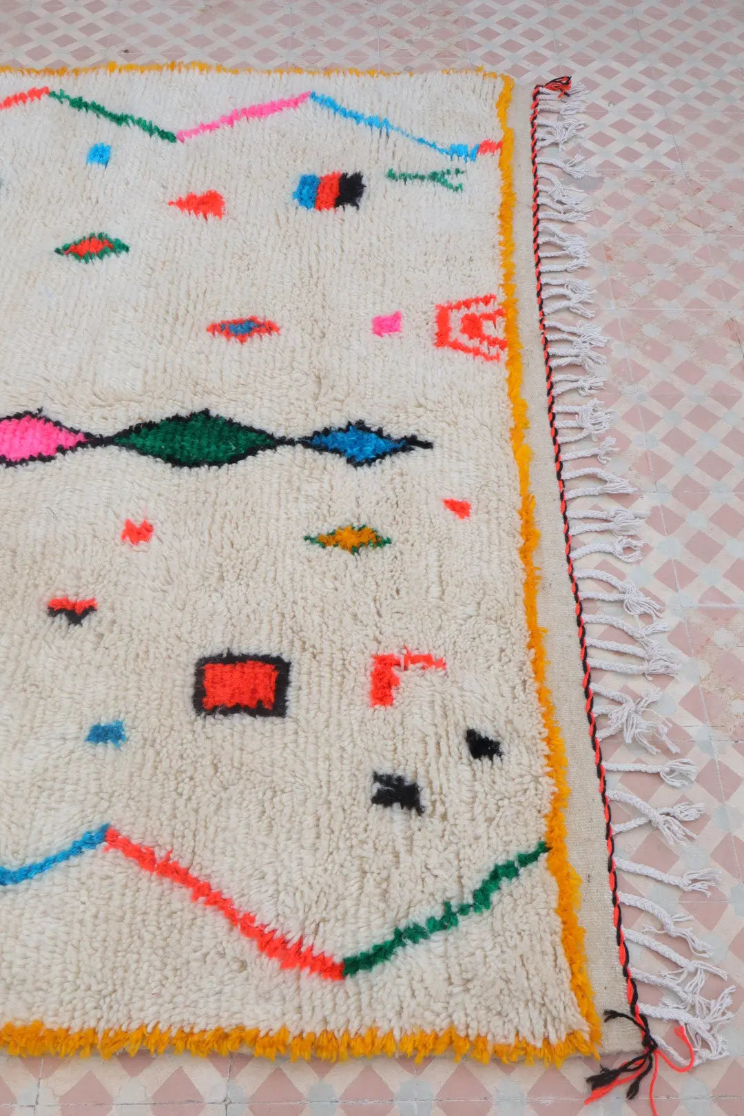 Tapis Berbère Coloré Blanc Motifs Multicolore Cadre Jaune - Azilal Néda