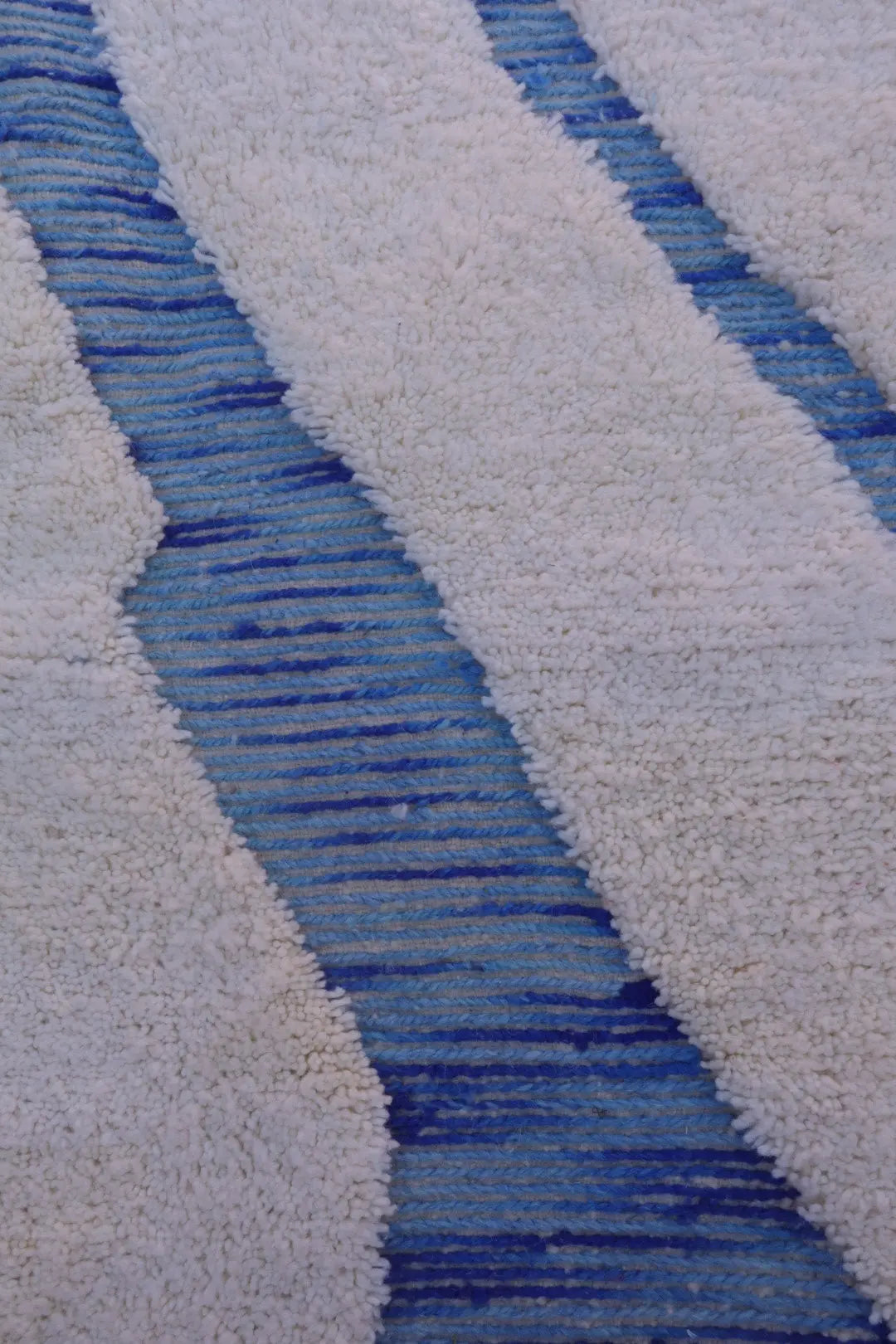 Tapis Berbère Béni Ouarain Blanc à Motifs Creusés Bleu Klein - 287 x 198 cm Néda