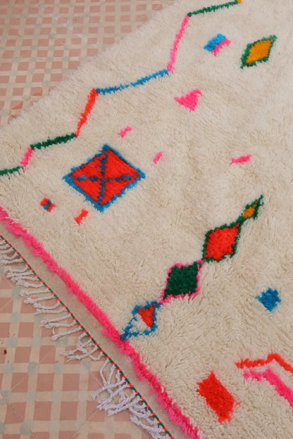 سجادة بربرية ملونة بيضاء بنقوش متعددة الألوان وحواف وردية - أزيلال نيدا
