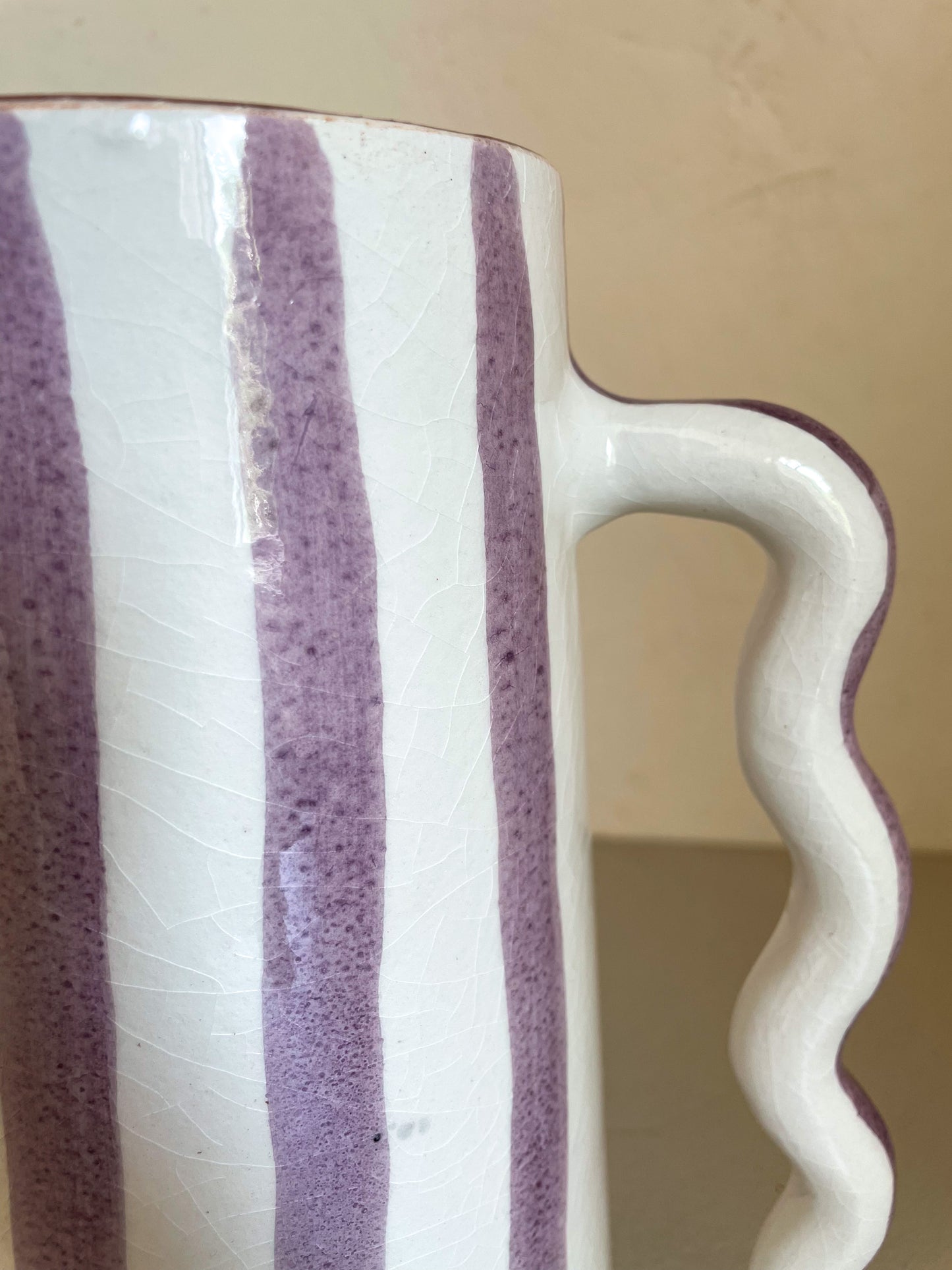 Vaso astratto in ceramica a righe bianche e lilla