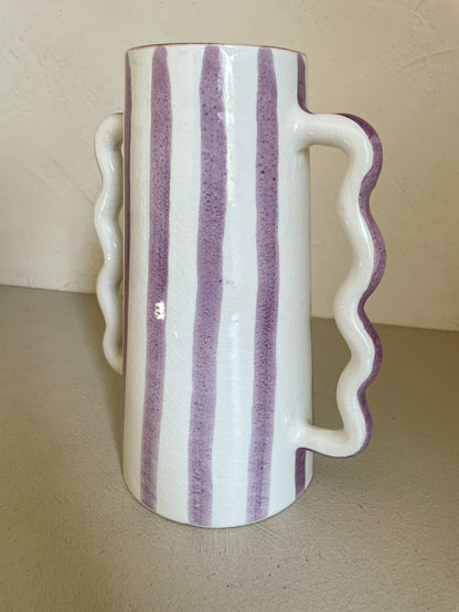 Vaso astratto in ceramica a righe bianche e lilla