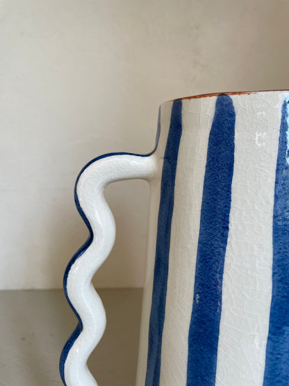 Vaso astratto in ceramica a righe bianche e blu