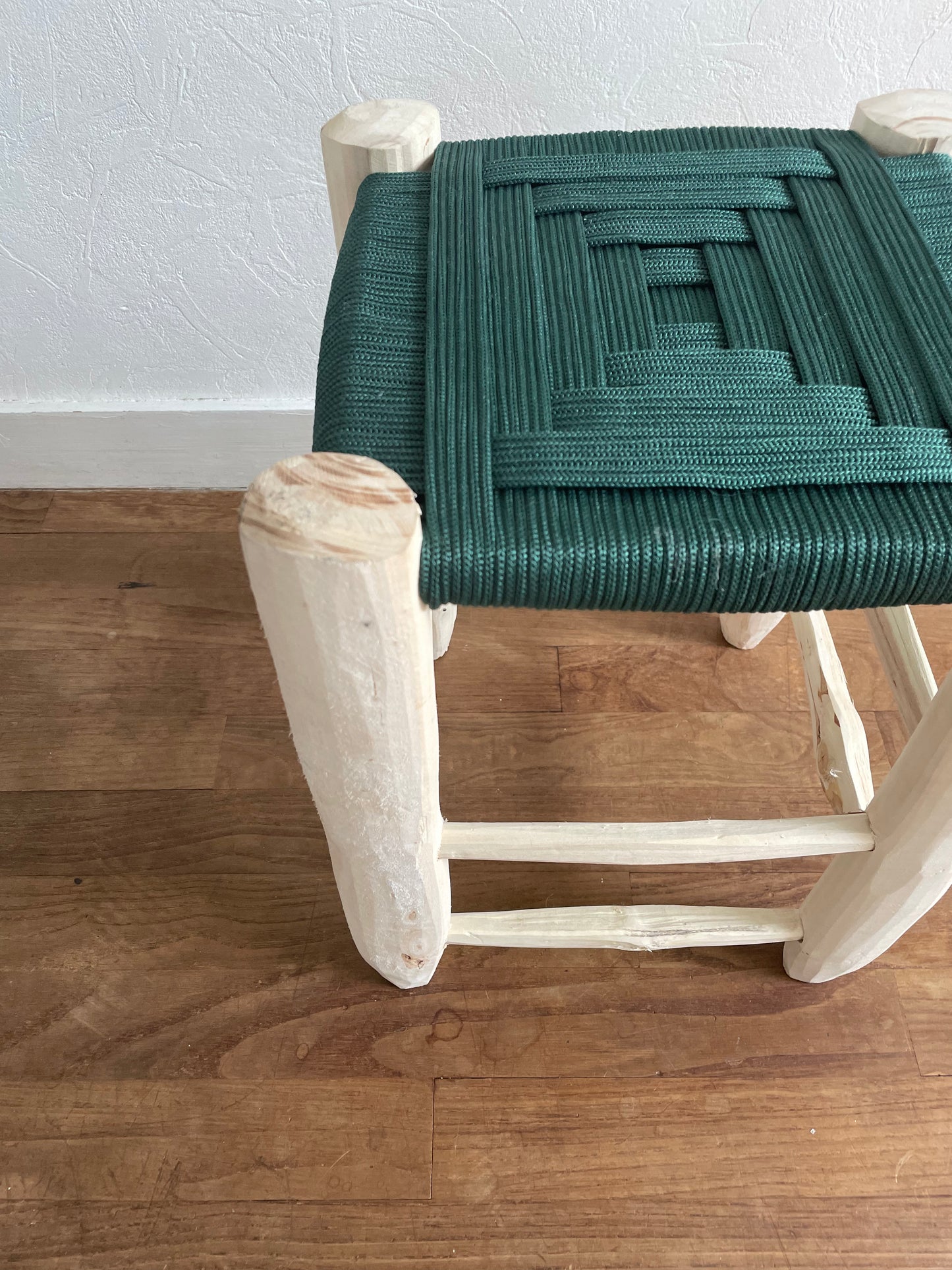 Taburetes marroquíes de madera berber con un colorido asiento de nylon