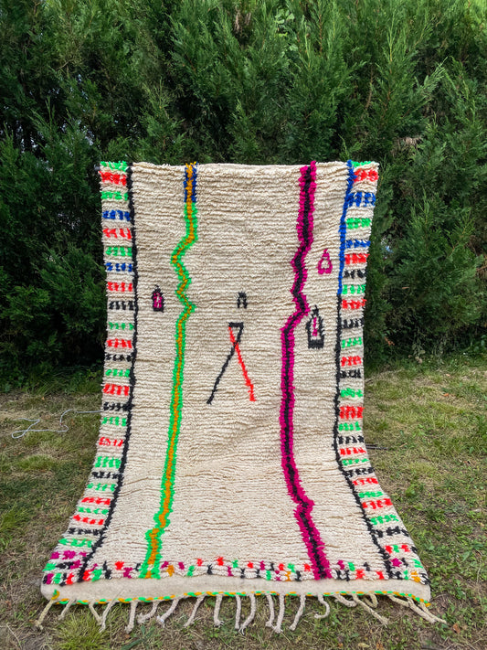 tapis berbère Azilal blanc à motifs colorés et fluo en laine. fait main au Maroc. Tapis marocain fait main coloré. Colorfull Azilal maroccan berber rug handmade. 