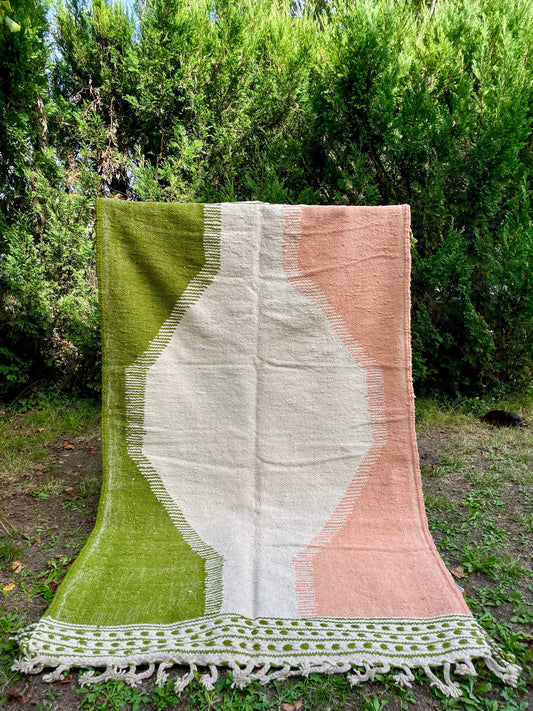 tapis berbère kilim zanafi coloré et moderne aux graphiques vert kaki , saumon et crème. Tissé à plat