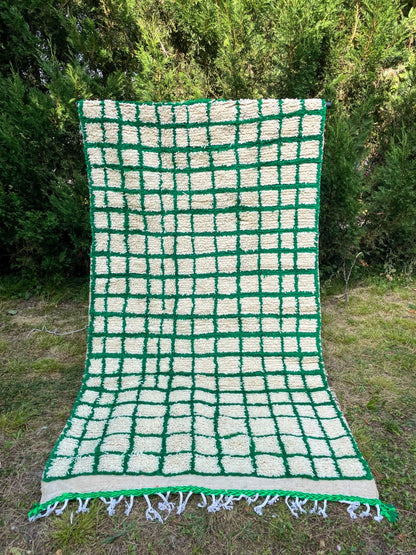 tapis berbère azilal à carreaux inversés vert sapin et blanc. Tapis berbère à damiers vert. Tapis berbère à damiers inversés verts. Maroccan berber rug, green checkered rug 