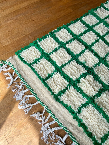 tapis berbère azilal à carreaux inversés vert sapin et blanc. Tapis berbère à damiers vert. Maroccan berber rug, green checkered rug