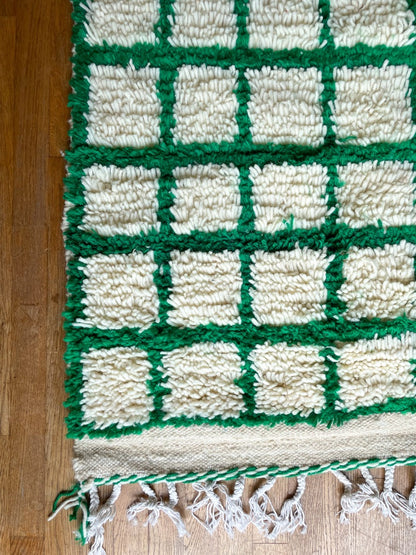 tapis berbère azilal à carreaux inversés vert sapin et blanc. Tapis berbère à damiers vert. Maroccan berber rug, green checkered rug