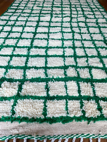 tapis berbère azilal à carreaux inversés vert sapin et blanc. Tapis berbère à damiers vert. Maroccan berber rug, green checkered rug