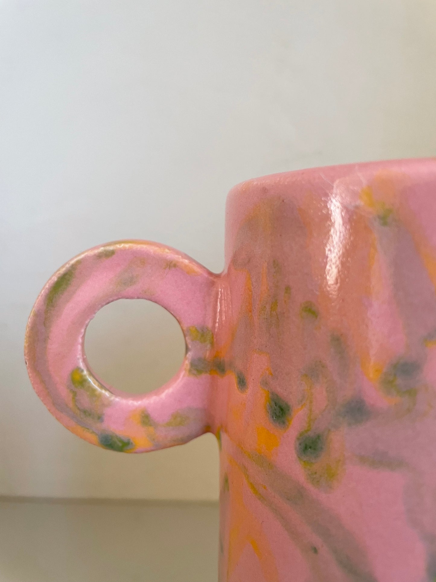 Vaso astratto in ceramica rosa con tocchi verdi e gialli