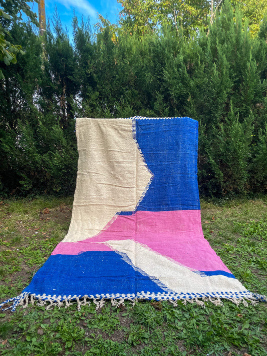 grand tapis berbère kilim zanafi bleu majorelle, rose et blanc à motifs modernes et abstraits 