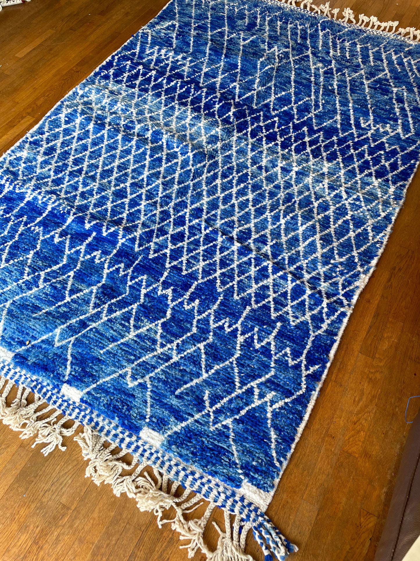 Grand tapis berbère Zanafi bleu et blanc en laine n°112
