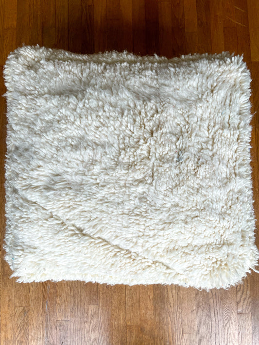 pout marocain berbère en laine blanc, pouf en laine blanc, pouf bohème en line blanc, pouf minimaliste en laine 
