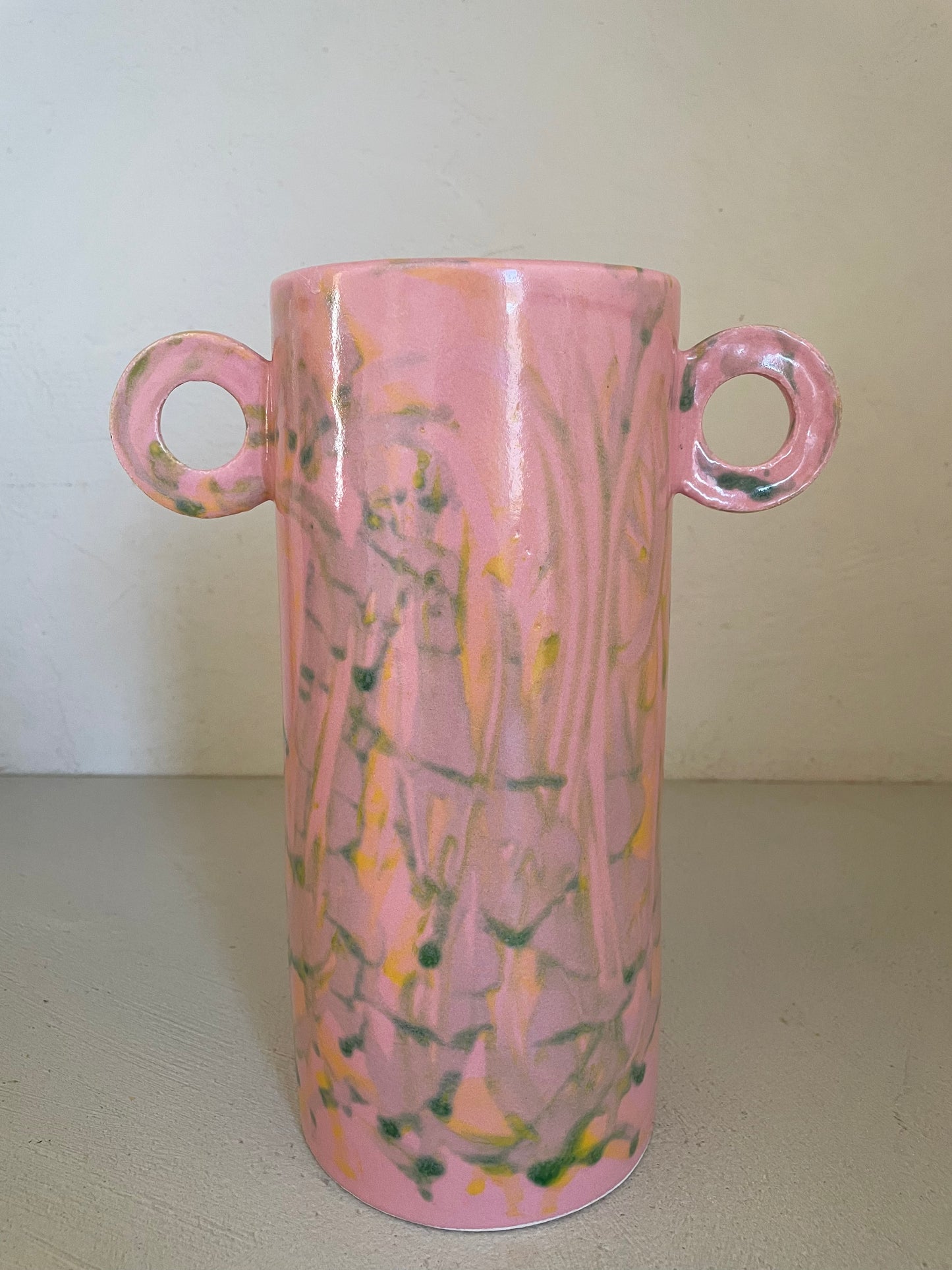 Vaso astratto in ceramica rosa con tocchi verdi e gialli