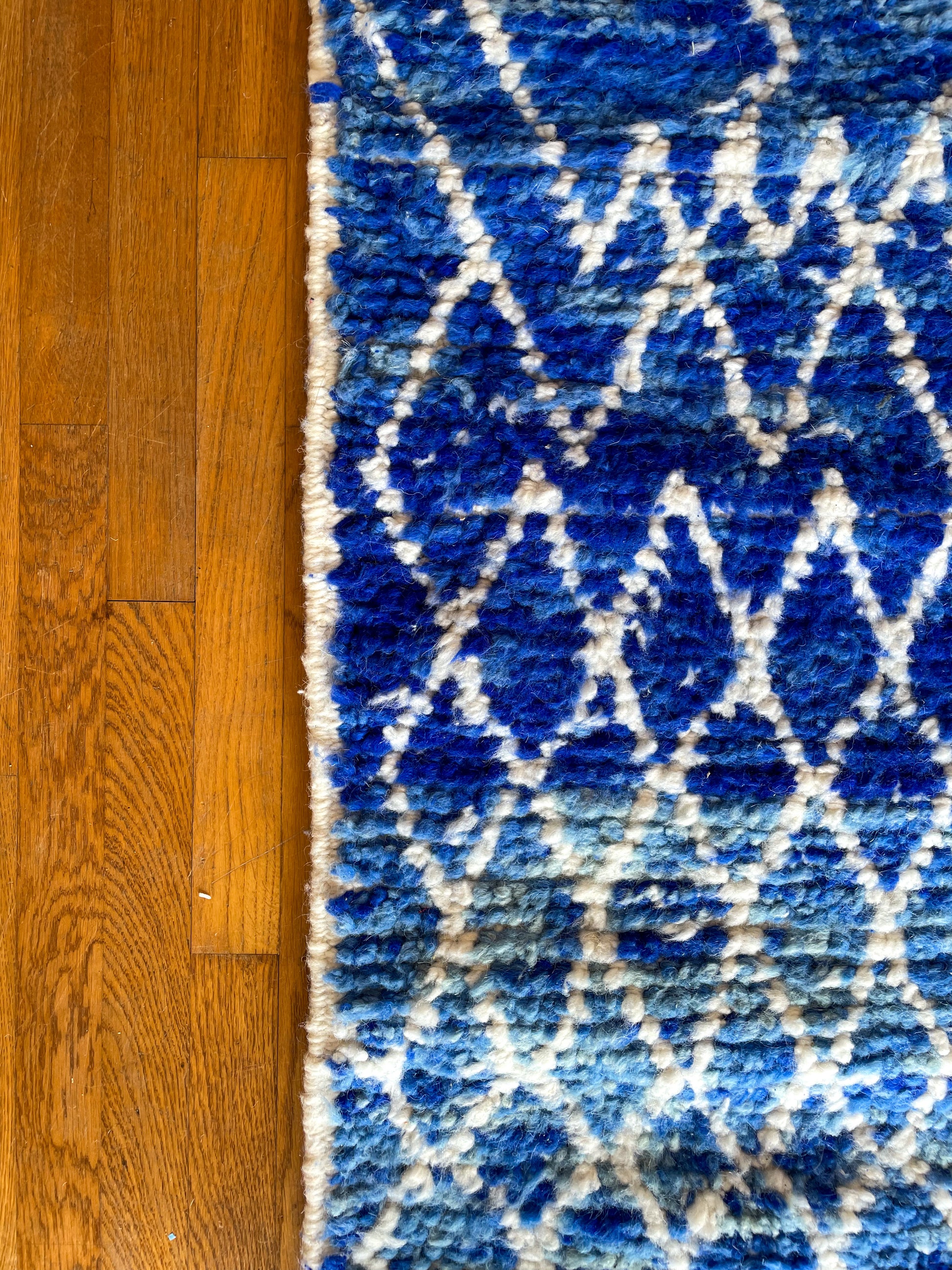 Grand tapis berbère Zanafi bleu et blanc en laine n°112