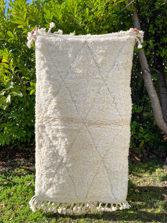 tapis berbère blanc à losanges en laine monochrome petit tapis beni ouarain blanc descente de lit en laine blanc fait main 